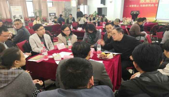 图为专家与企业分组对接,诊断企业难题。(区科协 供图)
